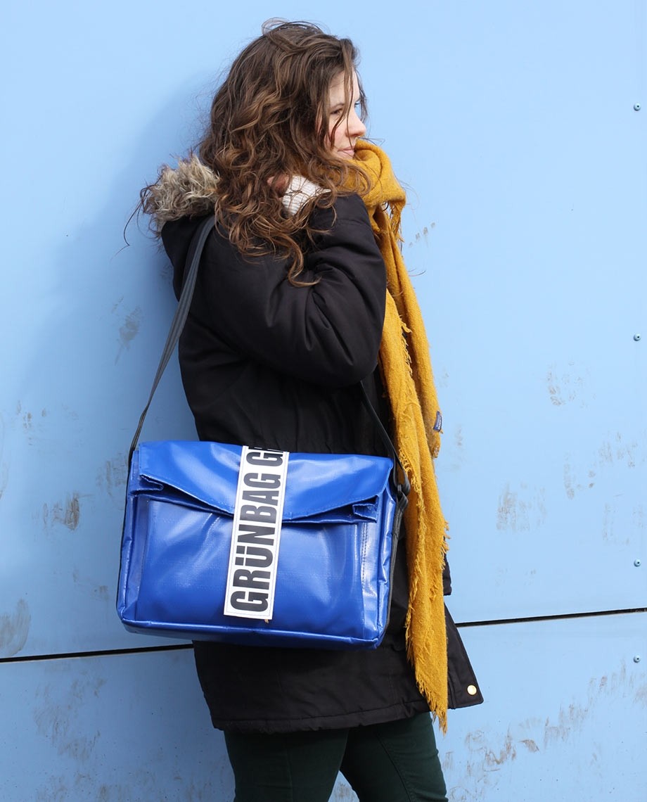BlueComputerBagCarry-09