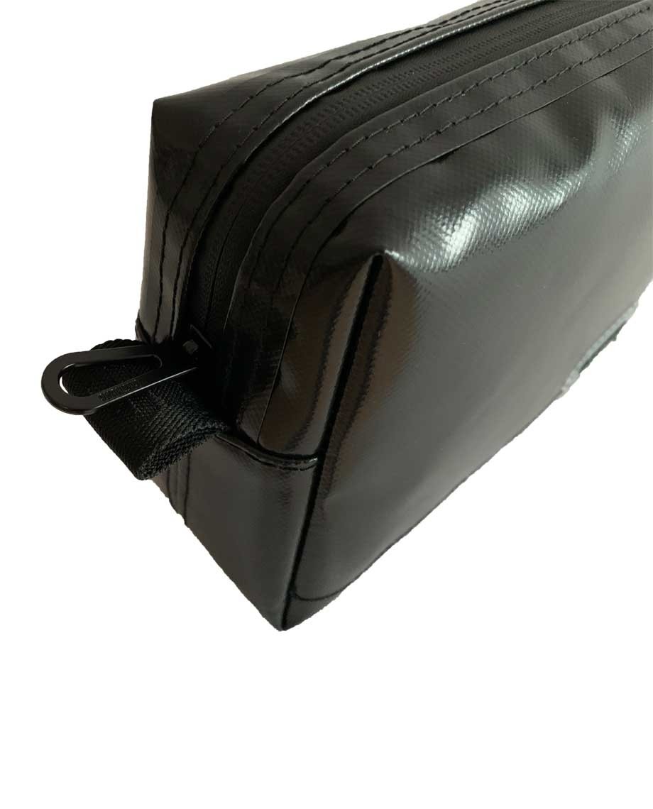 BlackGRNBAGToiletry-07