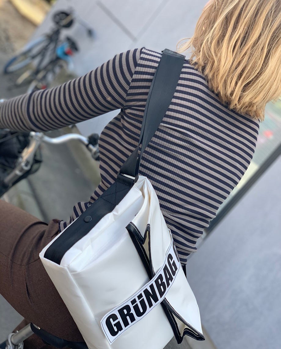 WhiteComputerBagCarry-05