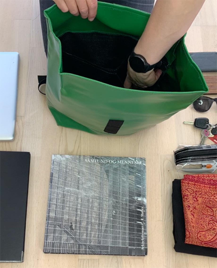 0__=__youtube___what's in my Norr large backpack___https://www.youtube.com/embed/wYprjls-8U4___wYprjls-8U4